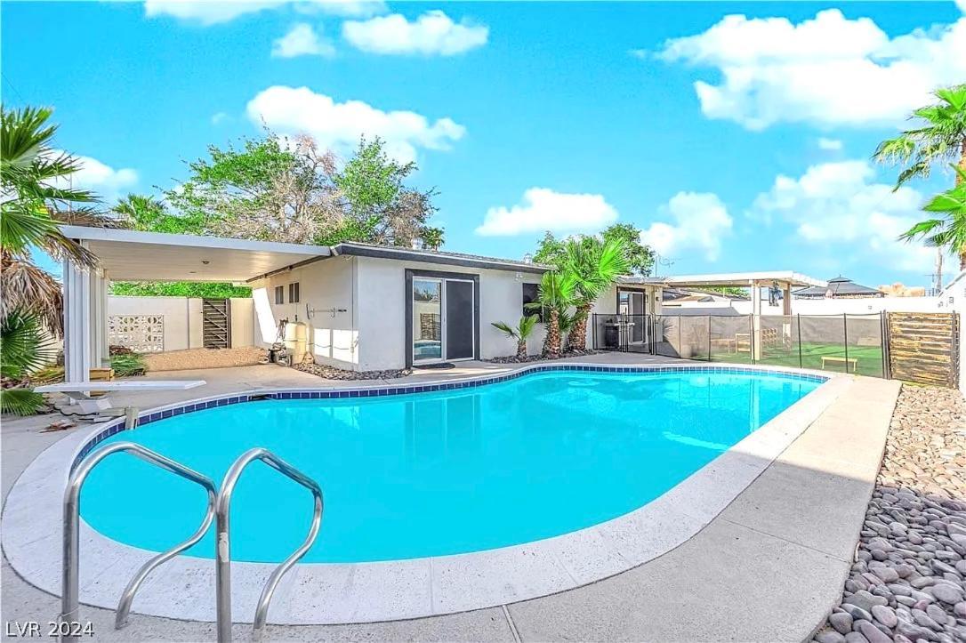 Getaway W Pool In Vegas 10 Mins To Strip Сasa de vacaciones Las Vegas