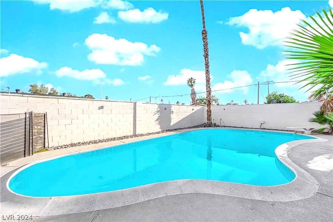 Сasa de vacaciones Getaway W Pool In Vegas 10 Mins To Strip